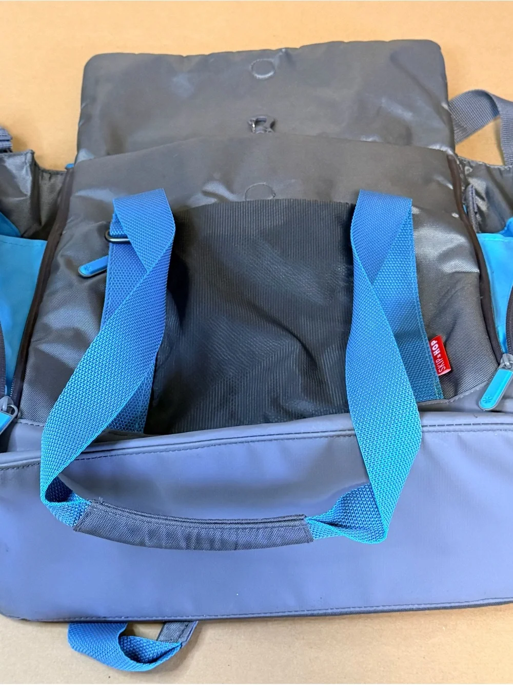 Skip Hop Fit All Access Messenger Diaper Bag in Gray/Turquoise W Changing Pad